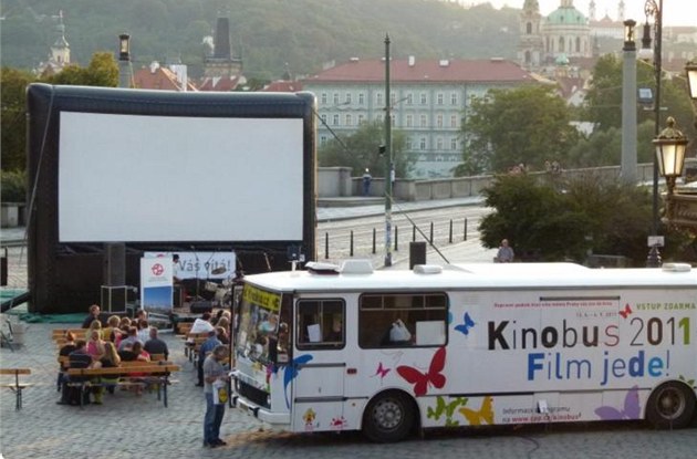 Kinobus má letos zpoždění.