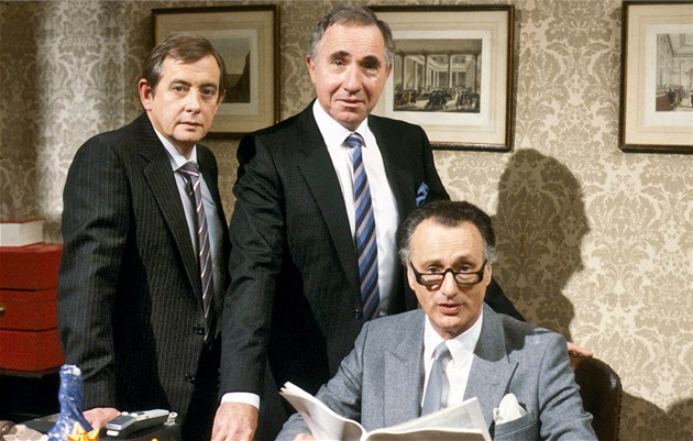 Zemřel herec Derek Fowlds, známý jako tajemník v sérii Jistě, pane ministře
