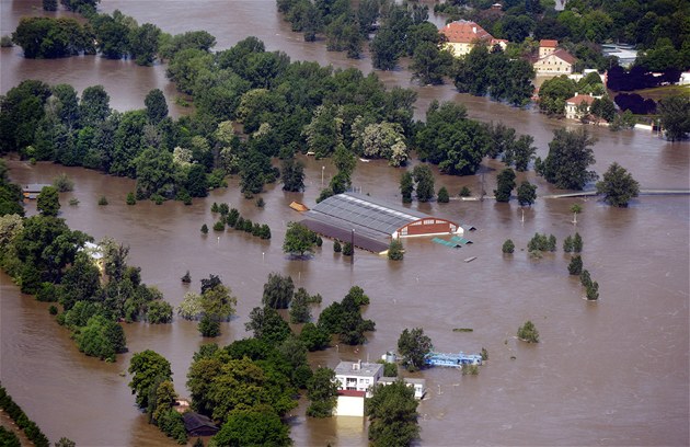 Takto 4. června vypadal Vltavou zaplavený Císařský ostrov.