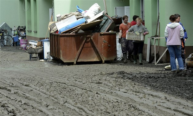 Úklid po povodních (ilustrační foto)