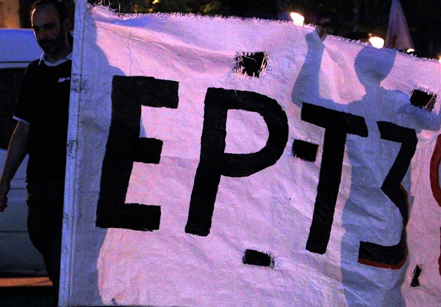 Proti zru�ení vysílání ve�ejnoprávní v centru Atén demonstrovaly tisíce lidí.