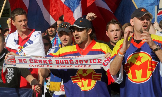 Fanou�ci �eskobud�jovických hokejist� protestují proti st�hování klubu do