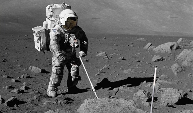 Zaprá�ený skafandr Harrisona Schmitta b�hem letu Apollo 17