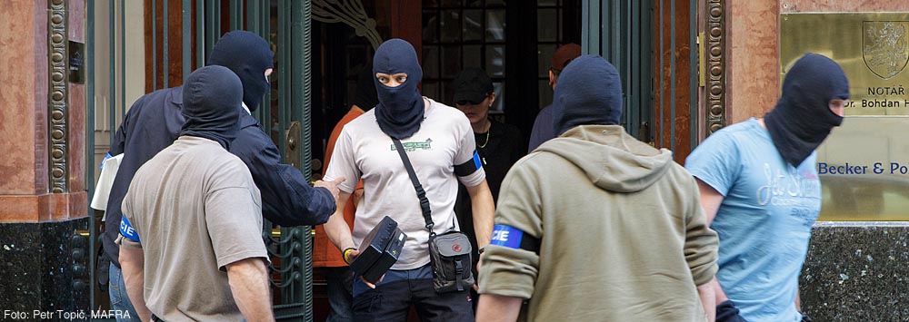 Policie odváí materiály z kanceláe Iva Rittiga v ulici U Prané brány. (13.