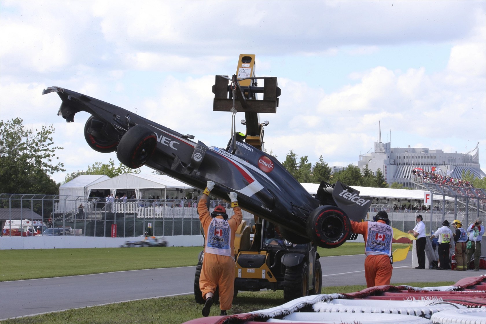 Je�áb zvedá po�kozený monopost Sauber po havárii Estebana Gutiérreze p�i Velké