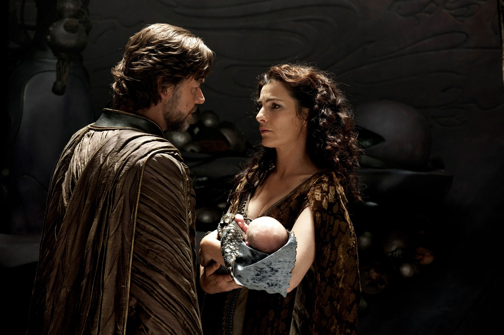 Russell Crowe a Ayelet Zurerová ve filmu Mu� z oceli