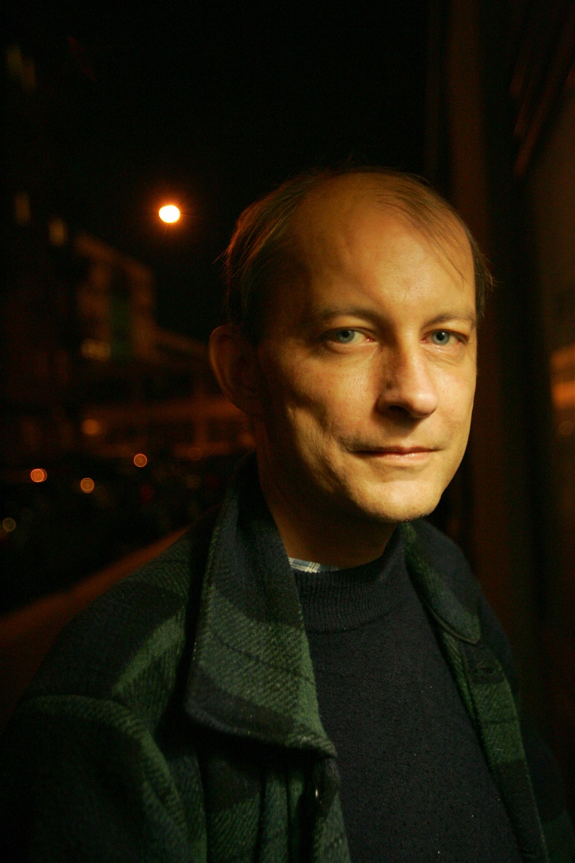 Zp�vák a klavírista Filip Topol