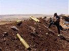 Písluník Asadových jednotek obhlíí terén jin od Aleppa (17. ervna 2013)