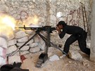 Syrský povstalec v bojích o msto Aleppo (17. ervna 2013)