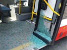 Ze dveí autobusové linky 125 se vysypalo sklo.