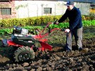 Pro vtí zahradní práce je vhodné zvolit víceúelový stroj.