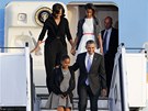 Barack Obama vystupuje s manelkou a dcerami ze speciálu Air Force One v...
