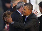 Barack Obama na letiti Tegel v Berlín objímá amerického velvyslance v Nmecku
