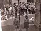 Poválené skautské stedisko Blesk ped svou klubovnou (1945)