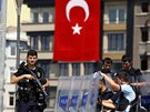 Turecká policie hlídá vstup na Taksimské námstí. (17. ervna)