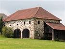 Rázovitá kamenná stodola na okraji Ottenschlagu