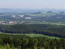 Výhled z Marovického vrchu na Jestebí, Provodín a Provodínské kameny s Lysou...