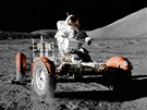 Rover měl hmotnost 210 kg. Na Měsíci mohl pracovat se zhruba půltunový...