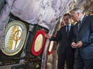éf airbusu Fabrice Brégier (vlevo) ukazuje francouzskému premiérovi...