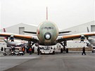 První zkompletovaný Airbus A350 XWB vyjídí na pozemní testování. (26. ledna...