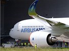 První dokonení Airbus A350 XWB vyjel z poslední haly ve francouzském Toulouse....