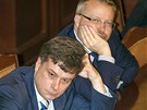 Ministi Zeman a Chalupa poslouchají projev premiéra Petra Nease. (14. ervna