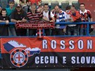 lenové esko-slovenského fanklubu AC Milán se svou vlajkou v ochozech