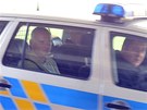 Policie odváí Romana Boka, jednoho z obvinných v kauze Nagyová (15. ervna