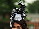 Originální klobouk romantické dámy, která se na zahájení královských dostih v...