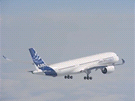 Zábr z prvního letu Airbusu A350-900 XWB. Test podvozku. Pátek 14.6.2013. 
