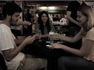 Obsluha brazilského baru Salve Jorge roznáí nápoje ve speciálních Offline