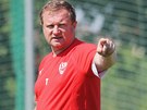 Plzenský kou Pavel Vrba (vpravo) udílí pokyny na úvodním tréninku v letní...