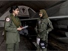 U jednotky slouí i tyiadvacetiletá letecká inenýrka Anam Hassanová (vlevo).