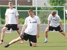 NEJDÍV POÁDN PROTÁHNOUT. Fotbalisté Hradce Králové se pomalu zahívají na