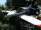 Letadlo dopadlo na zahradu rodinného domu v Uherském Hraditi.