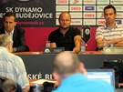 Nový trenér eskobudjovických fotbalist Pavel Hoftych (uprosted), na tiskové