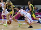 eská basketbalistka Veronika Bortelová (vpravo) v souboji s Litevkou Gintare