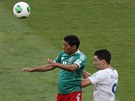 Hlavikový souboj v podání mexického fotbalisty Javiera Aquina (vlevo) a Itala