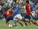 Italský mladík Lorenzo Insigne prochází mezi panlskými fotbalisty Kokem