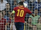 panlský fotbalista Thiago Alcántara pekonává italského gólmana Francesca
