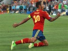 panlský fotbalista Thiago Alcántara se raduje z jednoho ze svých gól ve...