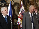 Prezident Milo Zeman s exministrem financí Jiím Rusnokem pedstavili íslo