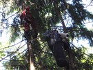 Hasii zachraovali u Ptení na Prostjovsku paraglidistu, který zstal viset za