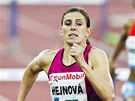 Zuzana Hejnová si bí pro prvenství z trati 400 metr pekáek na mítinku...