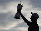 Justin Rose zvedl nad hlavu trofej pro vítze golfového US Open.