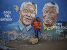 Díte stojí ped kresbou na jednom z dom v Sowetu v Johannesburgu. 
