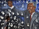Mladík si prohlíí malbu na dom, kde krátce il bývalý jihoafrický prezident...
