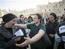 Jedna z aktivistek pekroila bariéru a chtla objemout u Zdi nák ortodoxní