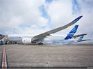 Letadla Airbus A350 a A380 za sebou na letiti