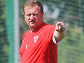 Plzensk kou Pavel Vrba (vpravo) udl pokyny na vodnm trninku v letn...